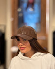 Cappello in ecopelle con visiera